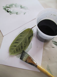 Paint the veined side of the leaf with dye or paint. Be sure to paint the stem too.